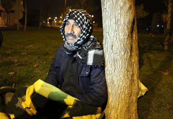 KÄ±zÄ± ile damadÄ±nÄ±n tartÄ±ÅmamasÄ± iÃ§in sokakta kaldÄ±