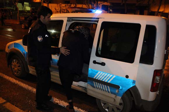 KÄ±zÄ± ile damadÄ±nÄ±n tartÄ±ÅmamasÄ± iÃ§in sokakta kaldÄ±