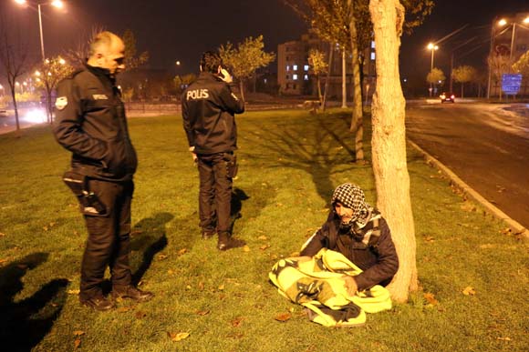 KÄ±zÄ± ile damadÄ±nÄ±n tartÄ±ÅmamasÄ± iÃ§in sokakta kaldÄ±