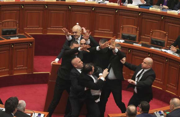 Arnavutluk BaÅbakanÄ± Edi Rama'ya Åok saldÄ±rÄ±! KonuÅma sÄ±rasÄ±nda birden...