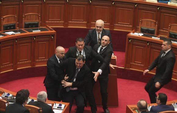 Arnavutluk BaÅbakanÄ± Edi Rama'ya Åok saldÄ±rÄ±! KonuÅma sÄ±rasÄ±nda birden...