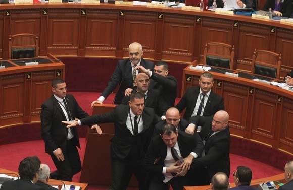 Arnavutluk BaÅbakanÄ± Edi Rama'ya Åok saldÄ±rÄ±! KonuÅma sÄ±rasÄ±nda birden...