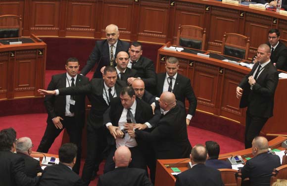 Arnavutluk BaÅbakanÄ± Edi Rama'ya Åok saldÄ±rÄ±! KonuÅma sÄ±rasÄ±nda birden...
