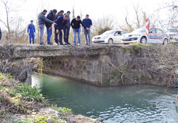 Ãok acÄ± haber! Yoldan geÃ§en sÃ¼rÃ¼cÃ¼ler gÃ¶rdÃ¼...