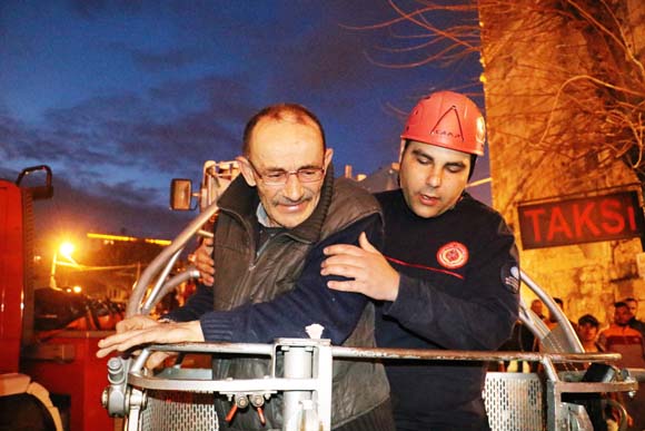 Ä°ntihar iÃ§in saat kulesine Ã§Ä±kan kiÅiye 'atla' dediler! BakÄ±n sonra ne oldu?