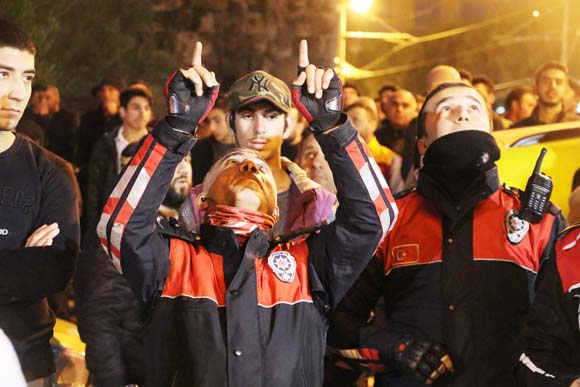 Ä°ntihar iÃ§in saat kulesine Ã§Ä±kan kiÅiye 'atla' dediler! BakÄ±n sonra ne oldu?