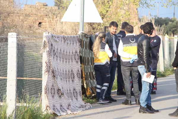 YakÄ±nlarÄ± olay yerine akÄ±n etti... Polis gÃ¶rÃ¼nmemesi iÃ§in battaniye astÄ±