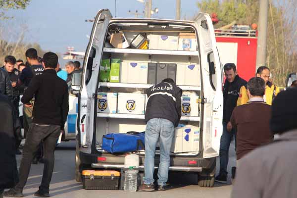YakÄ±nlarÄ± olay yerine akÄ±n etti... Polis gÃ¶rÃ¼nmemesi iÃ§in battaniye astÄ±