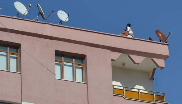 Konya'da korkunÃ§ olay! Sevgilisi terk edince Ã§atÄ±ya Ã§Ä±ktÄ± ve...