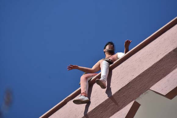 Konya'da korkunÃ§ olay! Sevgilisi terk edince Ã§atÄ±ya Ã§Ä±ktÄ± ve...