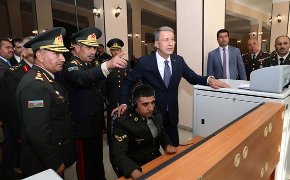 Bakan Akar 'sarsÄ±lmaz kardeÅlik' iÃ§in Azerbaycan'da