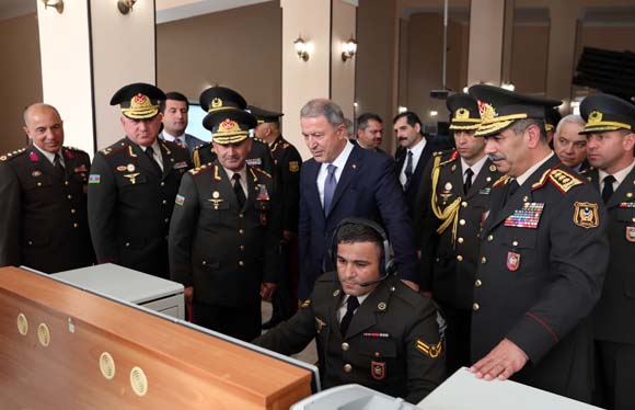 Bakan Akar 'sarsÄ±lmaz kardeÅlik' iÃ§in Azerbaycan'da
