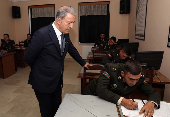 Bakan Akar 'sarsÄ±lmaz kardeÅlik' iÃ§in Azerbaycan'da