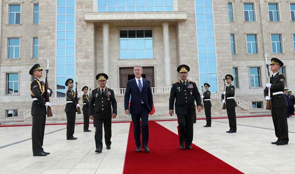 Bakan Akar 'sarsÄ±lmaz kardeÅlik' iÃ§in Azerbaycan'da