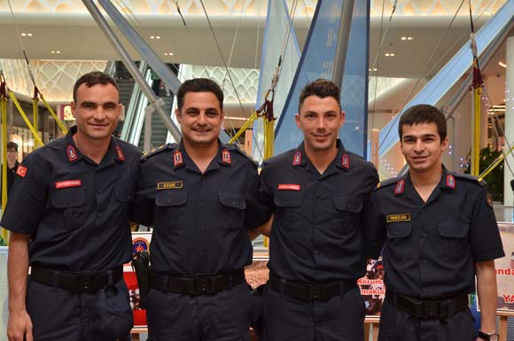 Jandarma'dan 'Ã¼nlÃ¼' tanÄ±tÄ±m! Ä°Ã§lerinde bakÄ±n kim var?
