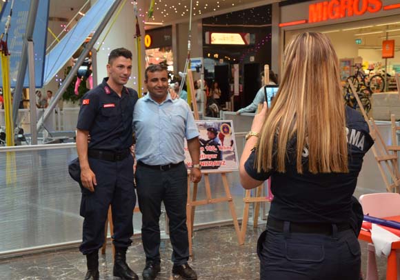 Jandarma'dan 'Ã¼nlÃ¼' tanÄ±tÄ±m! Ä°Ã§lerinde bakÄ±n kim var?