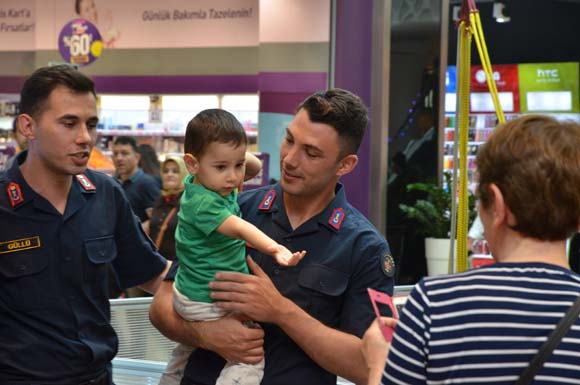 Jandarma'dan 'Ã¼nlÃ¼' tanÄ±tÄ±m! Ä°Ã§lerinde bakÄ±n kim var?