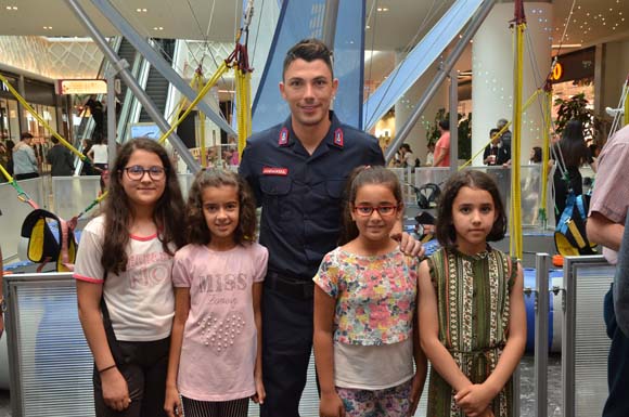Jandarma'dan 'Ã¼nlÃ¼' tanÄ±tÄ±m! Ä°Ã§lerinde bakÄ±n kim var?