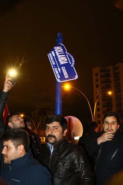 Hollanda Caddesi'nin tabelası söküldü