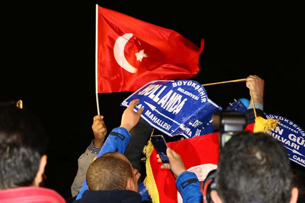 Hollanda Caddesi'nin tabelası söküldü
