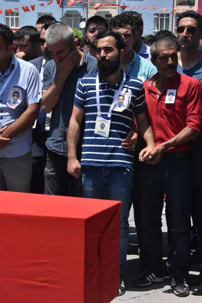 Şehit polis Dündar'ı, son yolculuğuna 15 bin kişi uğurladı