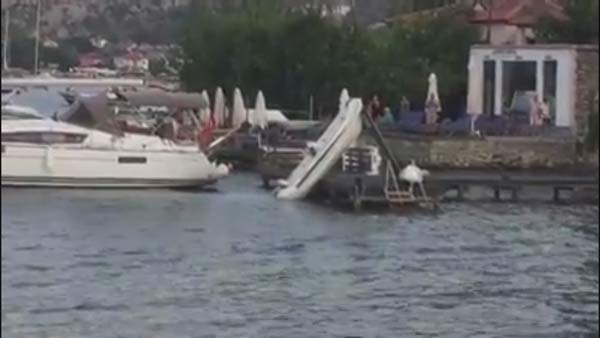 Ünlülerin mekanında denizde korku dolu dakikalar