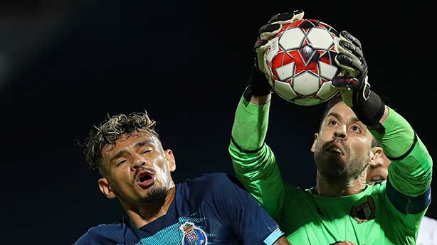 Futbolda 6 saniye kuralı nedir? Kaleci topu kaç saniye elinde tutabilir?