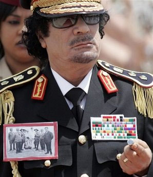 Kaddafi, İtalya ziyaretine yakasında bu resimle gitti. 