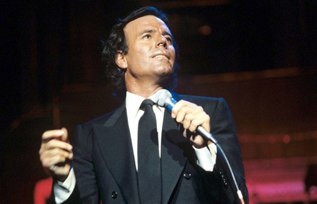 Julio Iglesias eşliğinde işkence! 