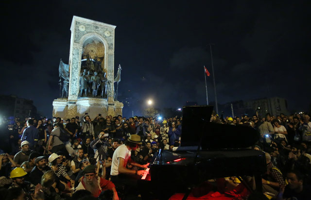 Taksim Meydanı'nda piyano resitali