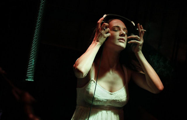 Asia Argento DJ setinin başında