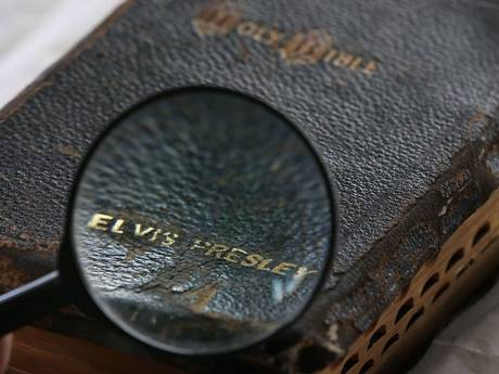Elvis'in İncil'i Satıldı
