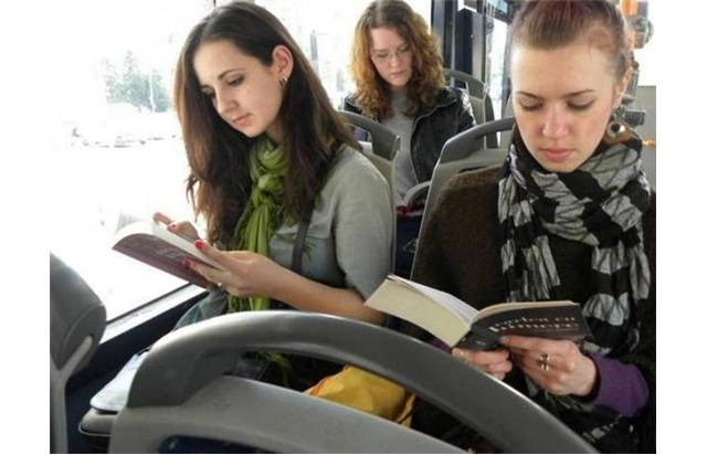Kitap okuyana otobüs bedava