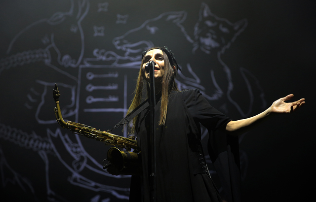 Pj Harvey sesiyle büyüledi