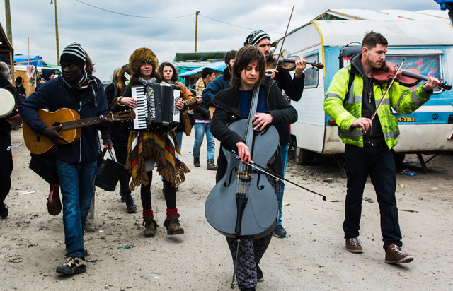 Calais mülteci kampından yükselen ritimler