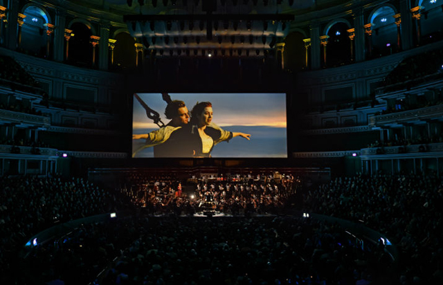 Orkestra ve koro eşliğinde 'Titanic'