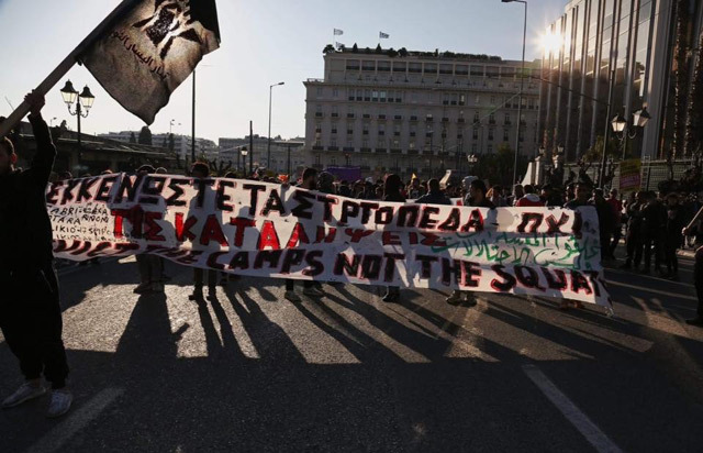 Atina halkından Documenta katılımcılarına protesto