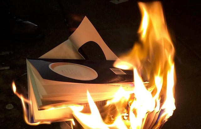 Satılmayan kitaplar dolunayda yakılıyor