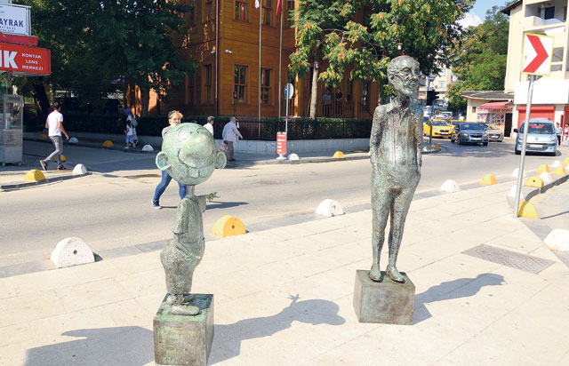 Kadıköy’e Avanak Avni heykeli
