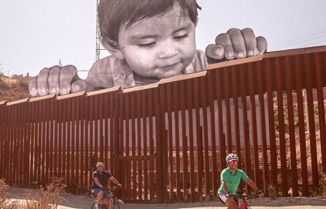 Meksika sınırındaki meraklı bebek