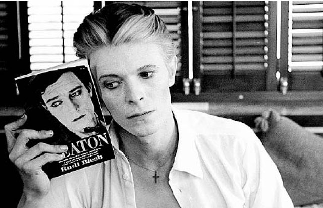 Her ay bir David Bowie kitabı