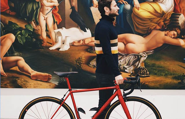 Bisikletiyle sanat galerisinde