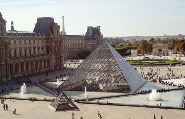 Louvre Müzesi'ne  Bizans bölümü