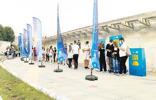 Harbiye’de boş kalan koltuklar gençlerin