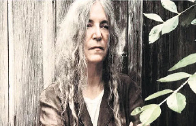 Patti Smith yeniden mikrofon başında