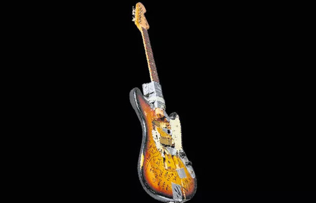 Sahnede parçalanan gitar satışta