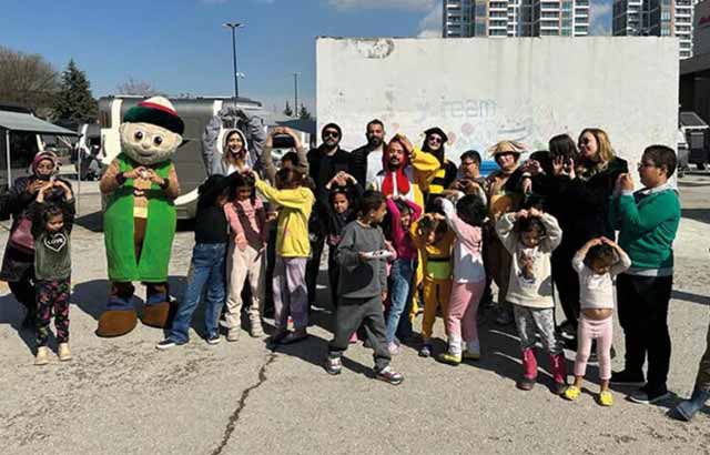 Depremzede tiyatrocular, '27 Mart Dünya Tiyatrolar Günü'nü çocuklarla kutladı