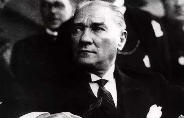  Atatürk’ün seveceği şarkılar: Kanadım değdi sevdaya,  Tanrı misafiri...