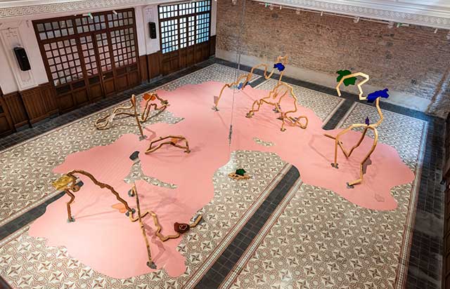 Bienal soykırıma haykırışla başlıyor