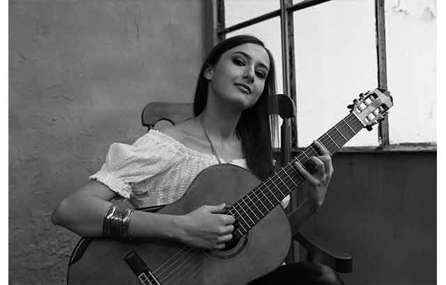 Begül Erhan AKM’de klasik gitarın izini sürüyor